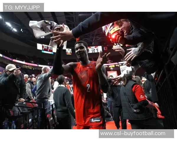 艾顿期待与东詹共同训练表示已做好充分准备静待机会到来