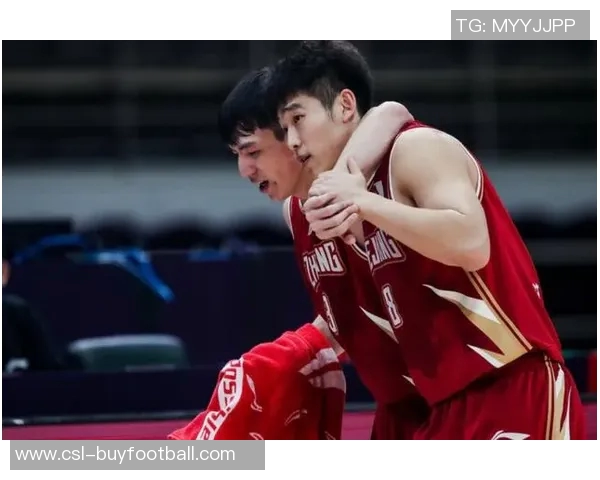 弗里曼防守丹尼斯三分时垫脚被判定为一级恶意犯规引发争议