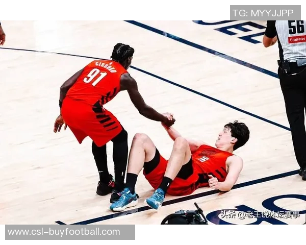 杨瀚森在抢篮板中遭遇埃迪强力冲撞亟需增强力量与护框能力提升篮板表现